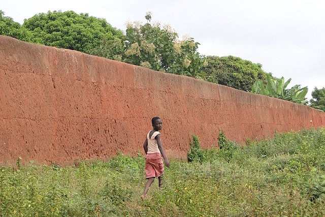Кто построил массивные стены в Нигерии?