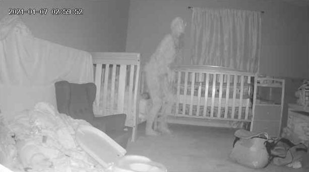 Камера засняла призрачную фигуру возле кровати с ребенком