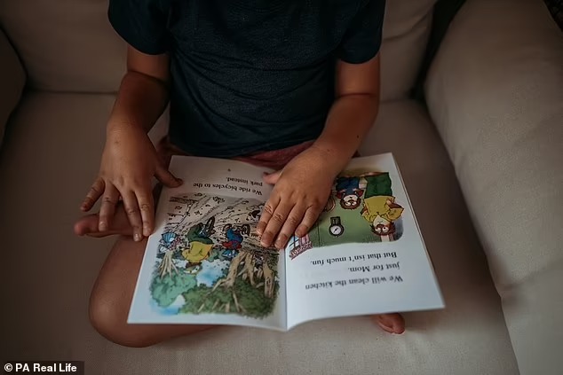 5-летний мальчик-аутист пишет на 10 языках и знает все страны мира