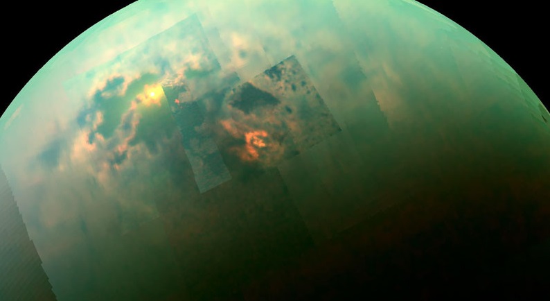 Камера Cassini запечатлела на Титане моря, отражающие солнечный свет