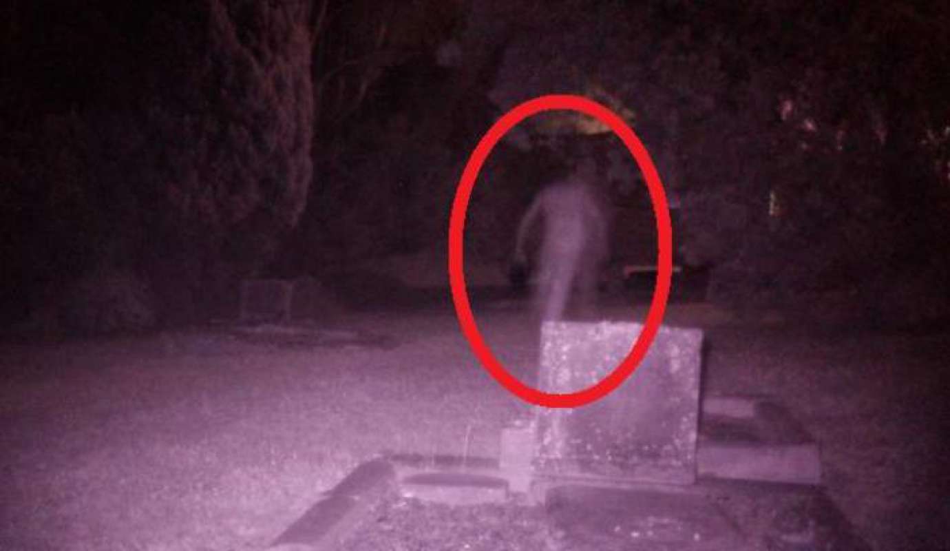 В западной части Сиднея уфологи сфотографировали призрака на кладбище 