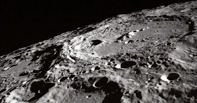 Под самым большим кратером на Луне астрономы обнаружили «массивную, плотную структуру» 