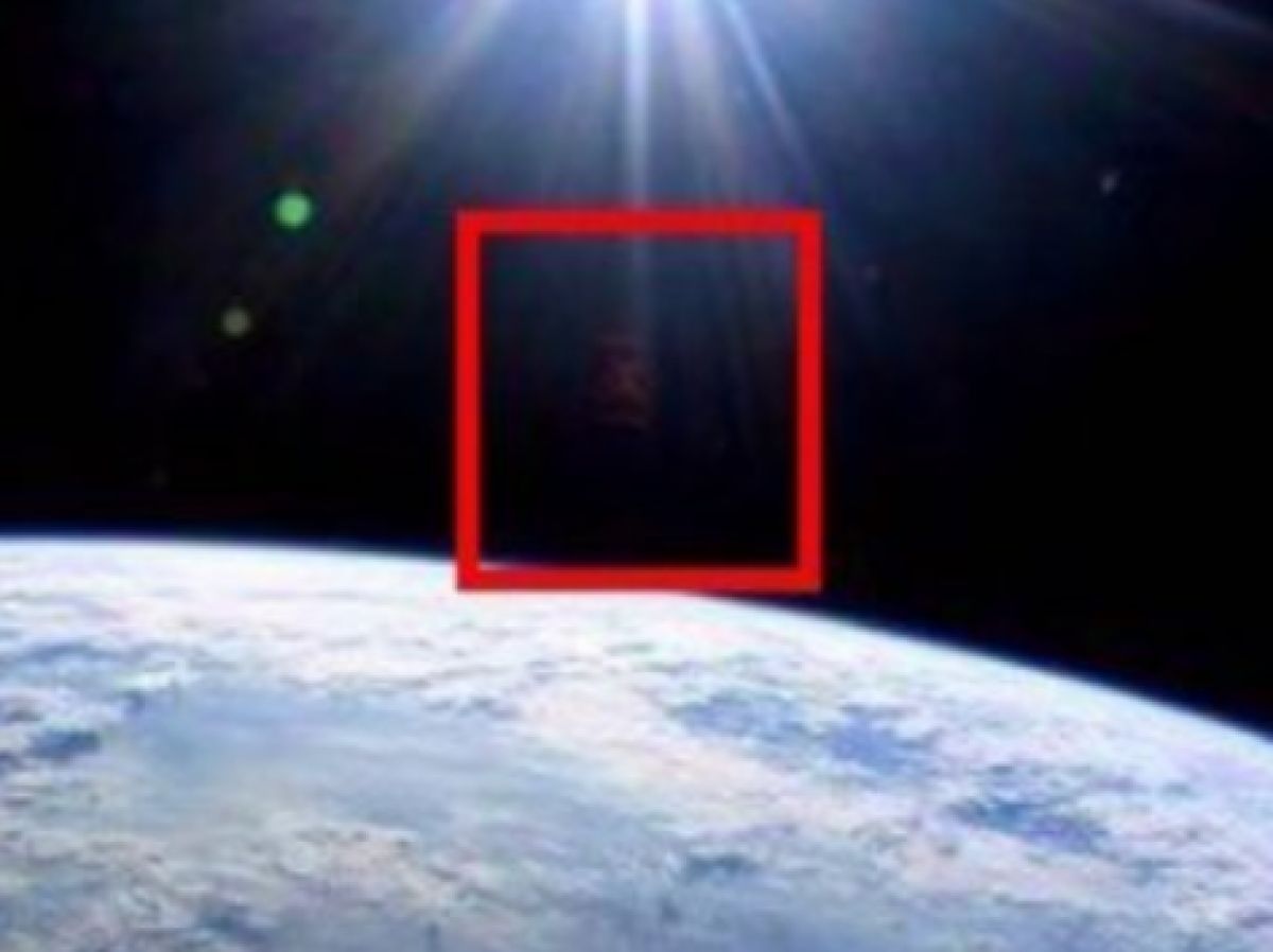 Недалеко от МКС заметили крайне мрачный НЛО, есть фото