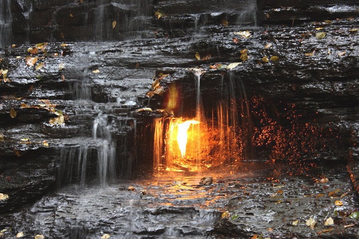 Водопад с природным «вечным огнем» удивил пользователей сети