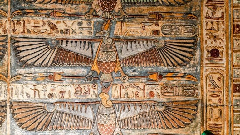 Впечатляющие красочные потолочные фрески обнаружены в древнеегипетском храме