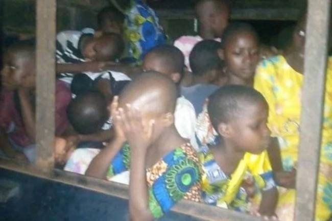 Десятки взрослых и детей спасли из подземелья секты в Нигерии