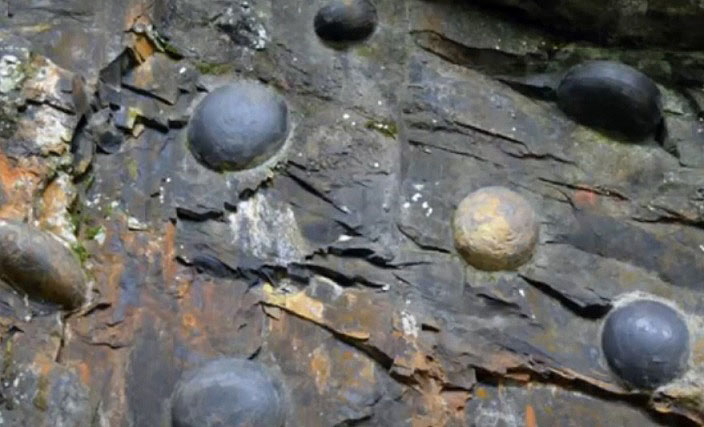 Загадочные «каменные яйца» появляются из скалы каждые 30 лет
