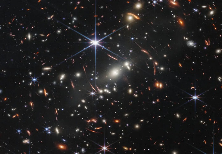 Древние галактики находятся значительно дальше, чем показывает нам телескоп Джеймс Уэбб