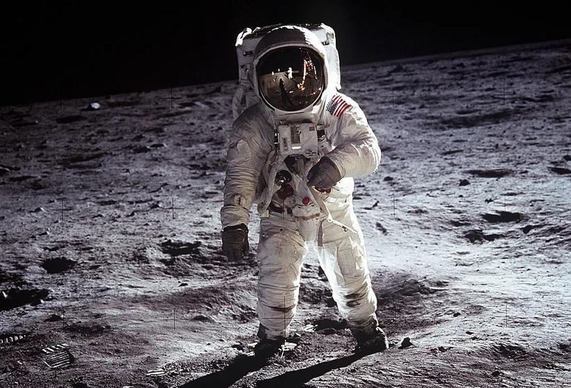 Исчезновение Армстронга с фото высадки на Луну удивило журналистов Daily Express