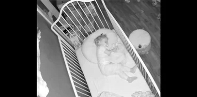 Камера зафиксировала нечто паранормальное в детской кроватке