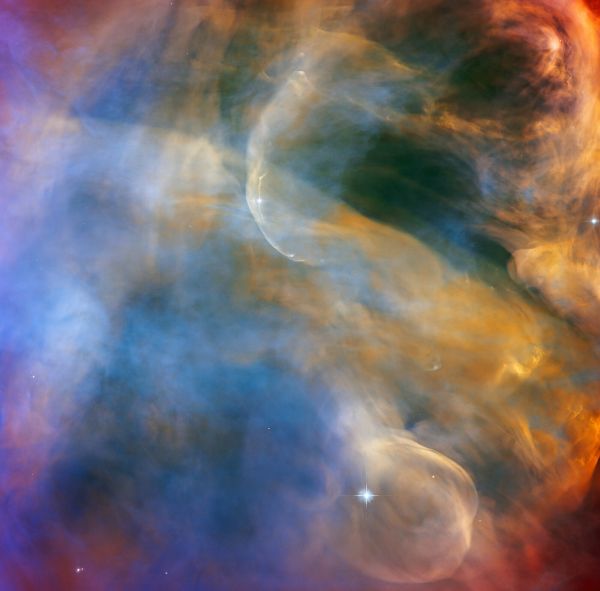 «Хаббл» снял светящиеся «облака» в космосе