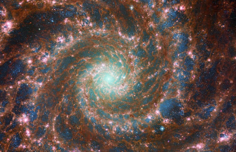Телескоп Джеймс Уэбб получил впечатляющий снимок «Призрачной галактики»