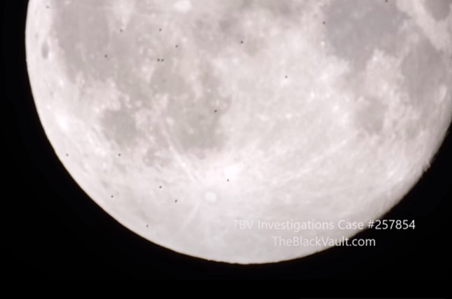 «Флот из 38 НЛО» запечатлели возле Луны (ВИДЕО)