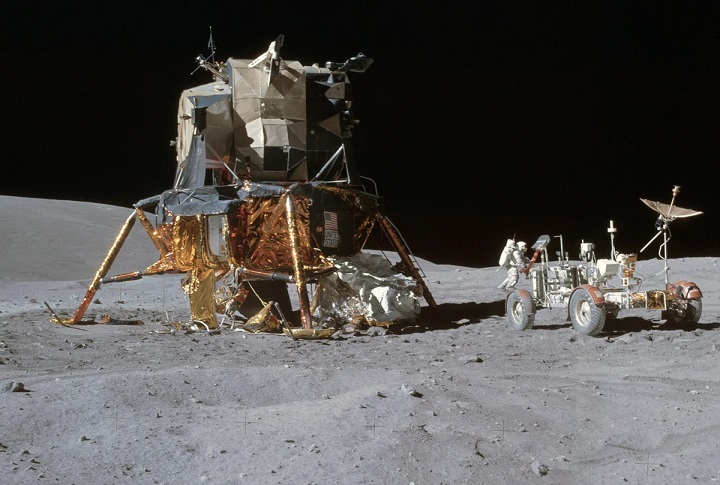 Странное облако над Луной запечатлел аппарат миссии Аполлон-16 в 1972 году