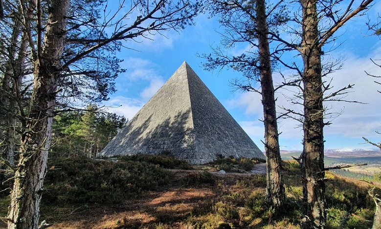 Загадочная пирамида спрятана в шотландских лесах