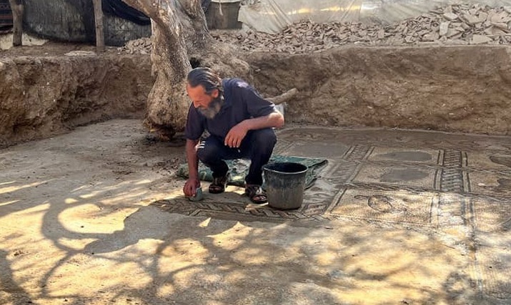 Палестинский фермер нашел в своем саду прекрасно сохранившуюся византийскую мозаику