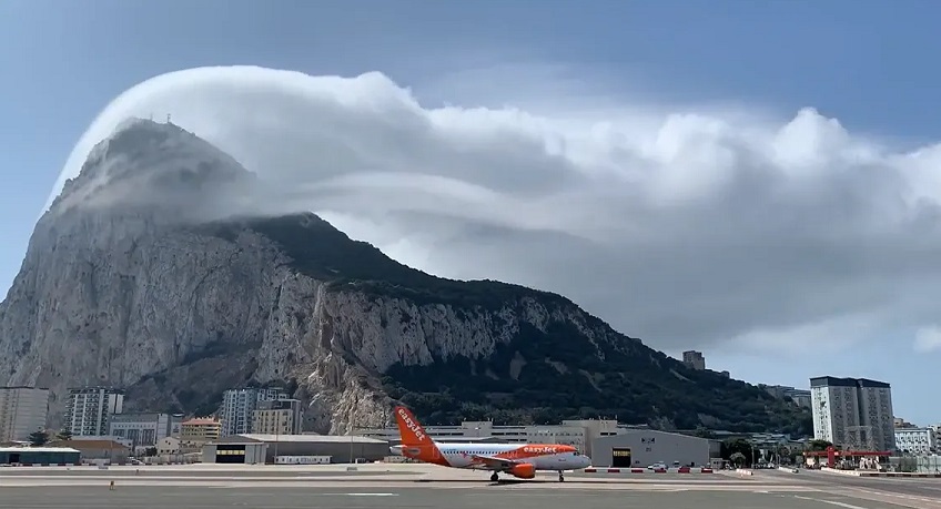 Удивительное образование облаков запечатлели над Гибралтарской скалой