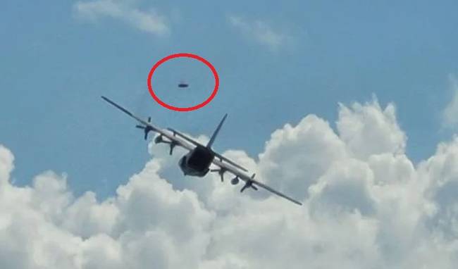 Полицейский сфотографировал овальный НЛО, который пролетел мимо самолета