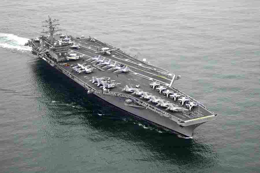 Экипаж ВМС США "Нимиц" сообщает о встрече с огромным треугольным НЛО