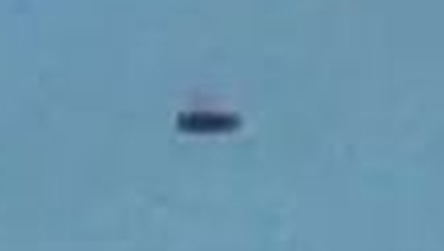 Полицейский сфотографировал овальный НЛО, который пролетел мимо самолета