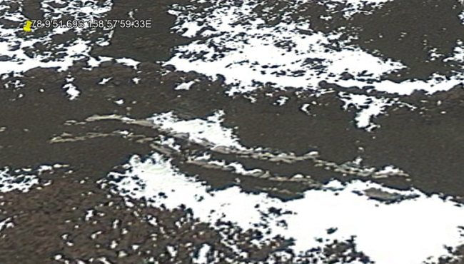 Растаявший лед в Антарктиде обнажил странную структуру, похожую на рукотворную дорогу