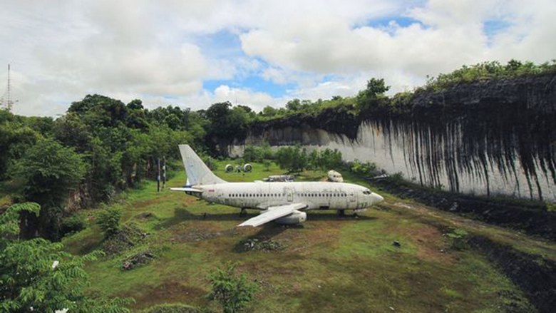 Тайна заброшенного самолета на Бали