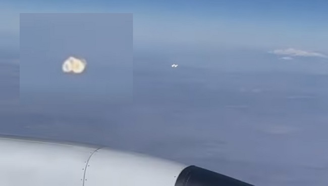 Пассажир авиалайнера снял на видео группу НЛО