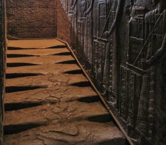 Тайна расплавленных гранитных ступеней в древнеегипетском храме Хатхор