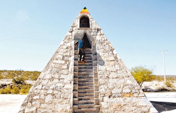 Мексиканец построил пирамиду по просьбе светловолосого инопланетянина