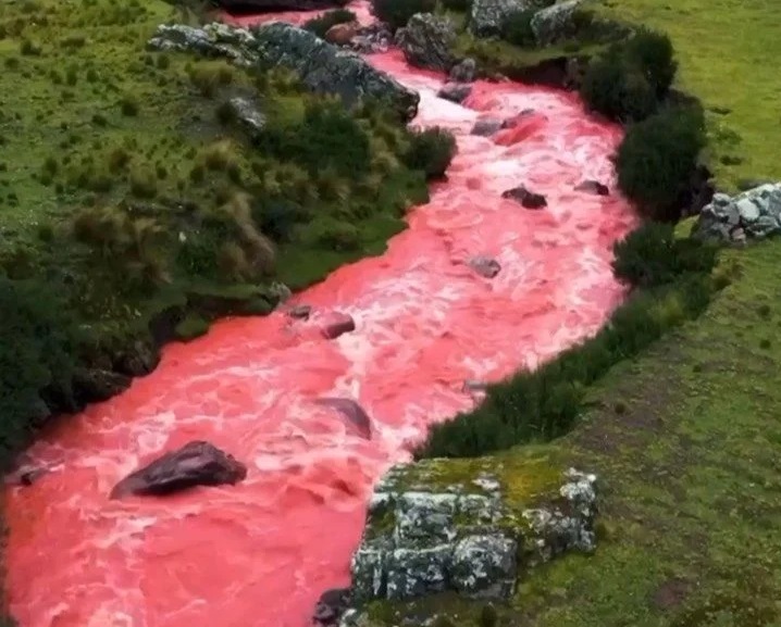 Красная река Палкелла Пукамайу: уникальное природное явление Перу
