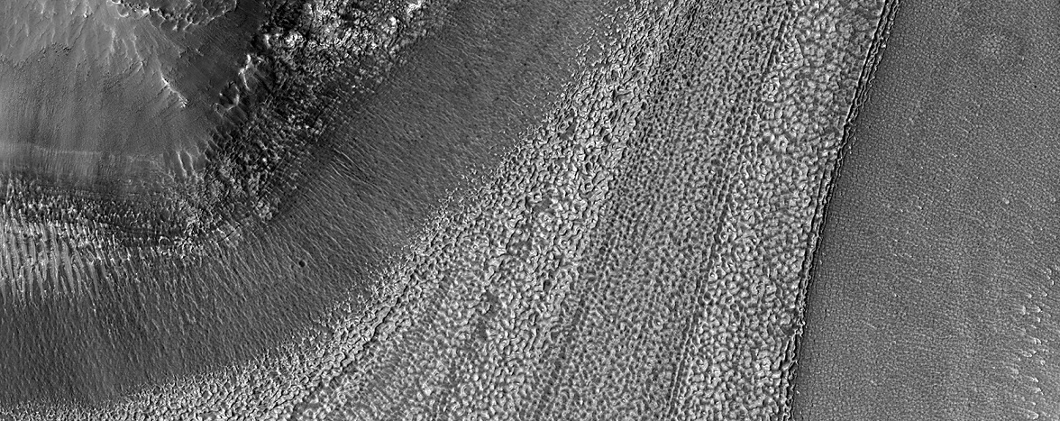 НАСА опубликовало снимок ледяных структур на поверхности Марса