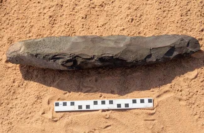Гигантский древний топор обнаружили археологи в Саудовской Аравии