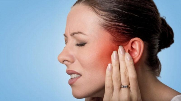 Горят оба уха: приметы, медицинские причины и их устранение