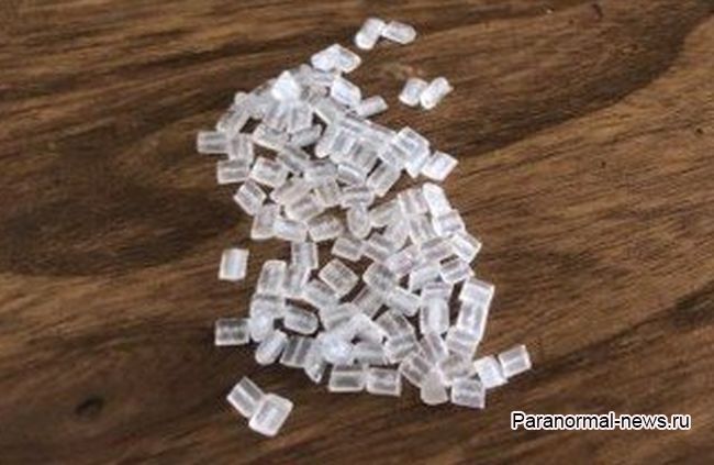 Женщина нашла пластиковые гранулы в рисе, что возродило старую теорию заговора